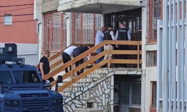 Dyshohet se pastrohej para/ Policia e Kosovës bastis degën e Thesarit të Serbisë në Leposaviç, sekuestrohen miliona dinarë dhe mijëra euro e dollarë