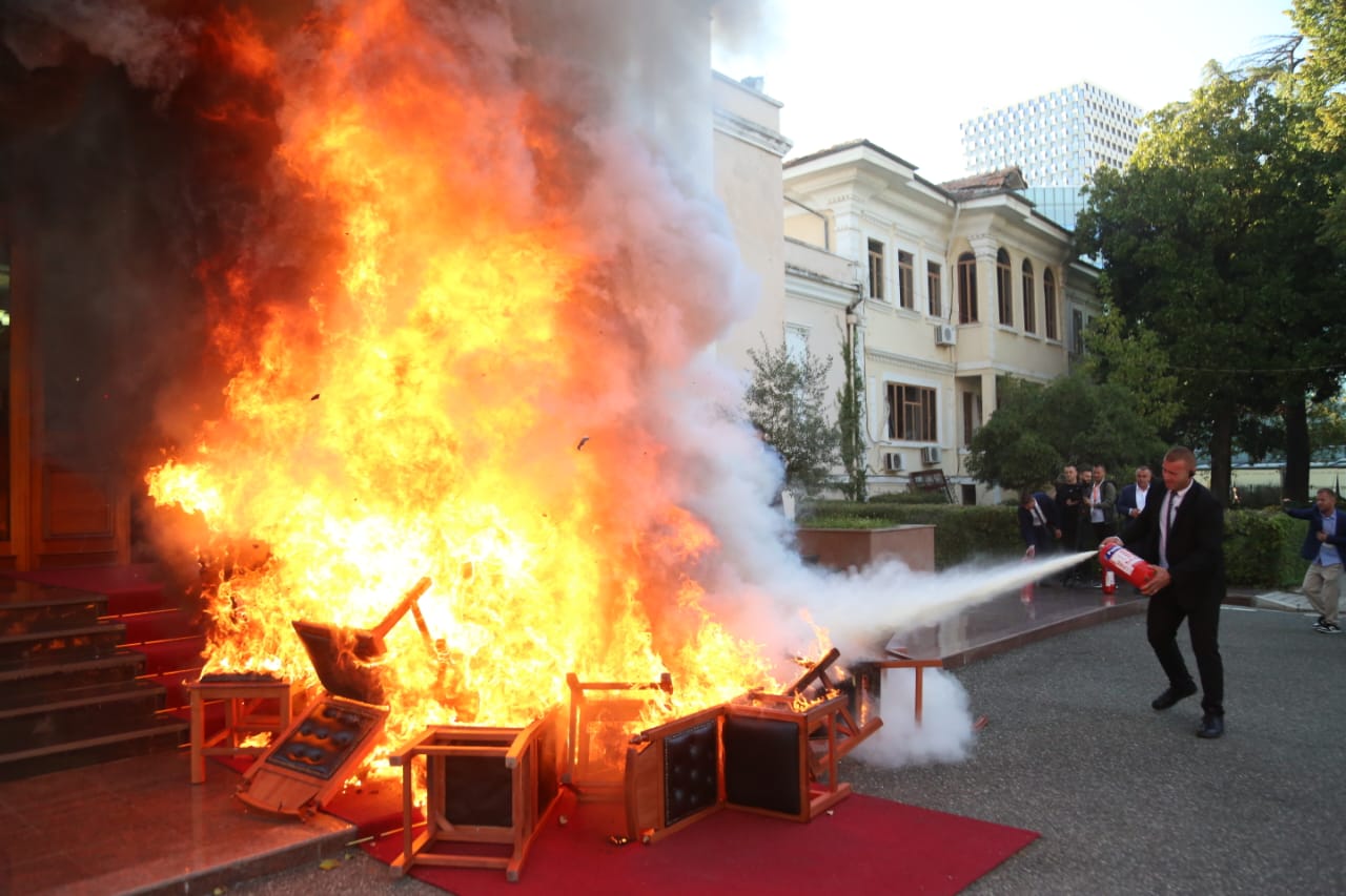 e kthyen kuvendin ne nje skene krimi opozita i vuri zjarrin karrigeve reagon elisa spiropali do merret ne keqyrje nga organet ligjzbatuese djegia e tyre deshmon