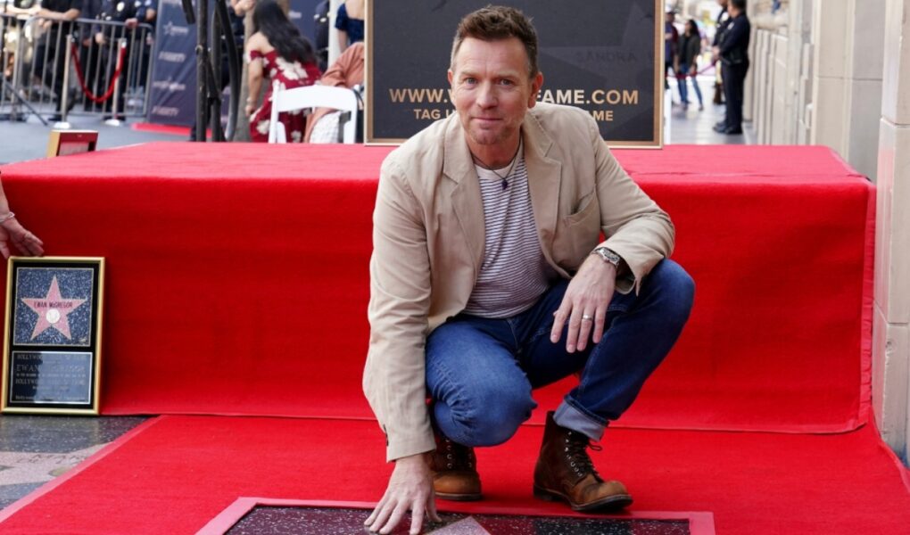 ewan mcgregor merr nje yll ne walk of fame aktori 53 vjecar shoqerohej ne ngjarjen e rendesishme me kater femijet dhe bashkeshorten