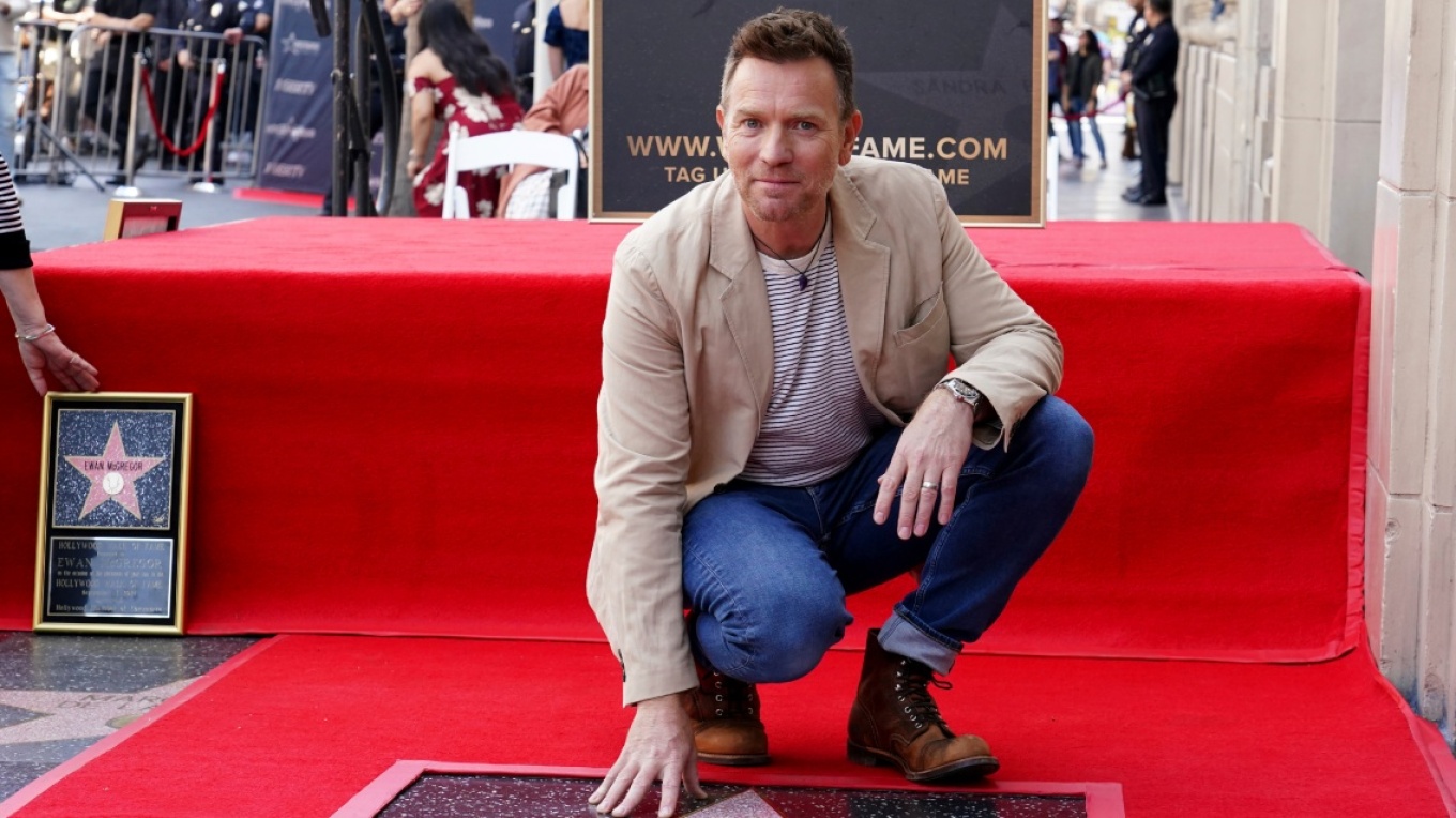 ewan mcgregor merr nje yll ne walk of fame aktori 53 vjecar shoqerohej ne ngjarjen e rendesishme me kater femijet dhe bashkeshorten