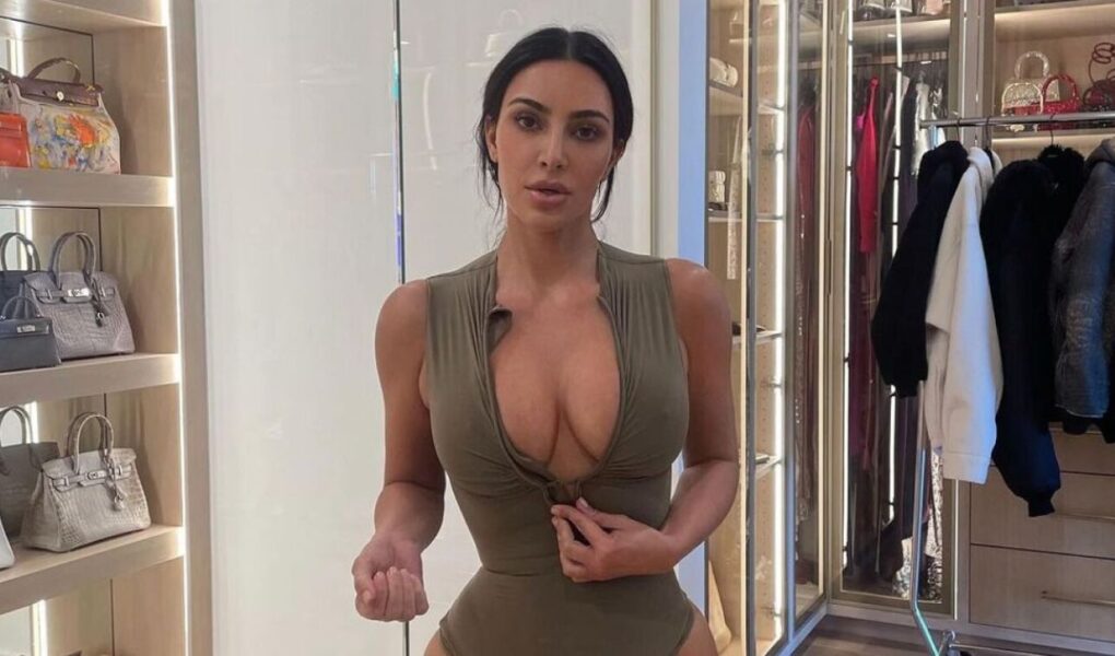 foto kim kardashian pozon me nje dekolte te thelle ne instagram