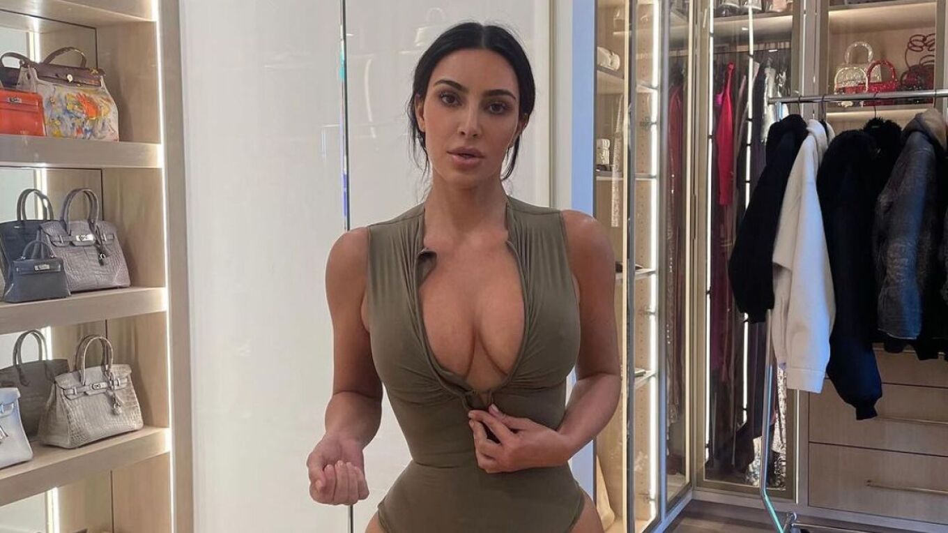 foto kim kardashian pozon me nje dekolte te thelle ne instagram