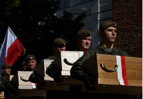 FOTO/ Polonia mban ceremoni rivarrimi të 700 viktimave civile të Luftës së Dytë Botërore