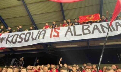 fotolajm kosova eshte shqiperi tifozet kuqezi shpalosin banderolen ne stadiumin e prages