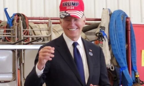 fotovideo habit joe biden presidenti i shba vendos ne koke kapelen e donald trump ja pse e beri kete veprim