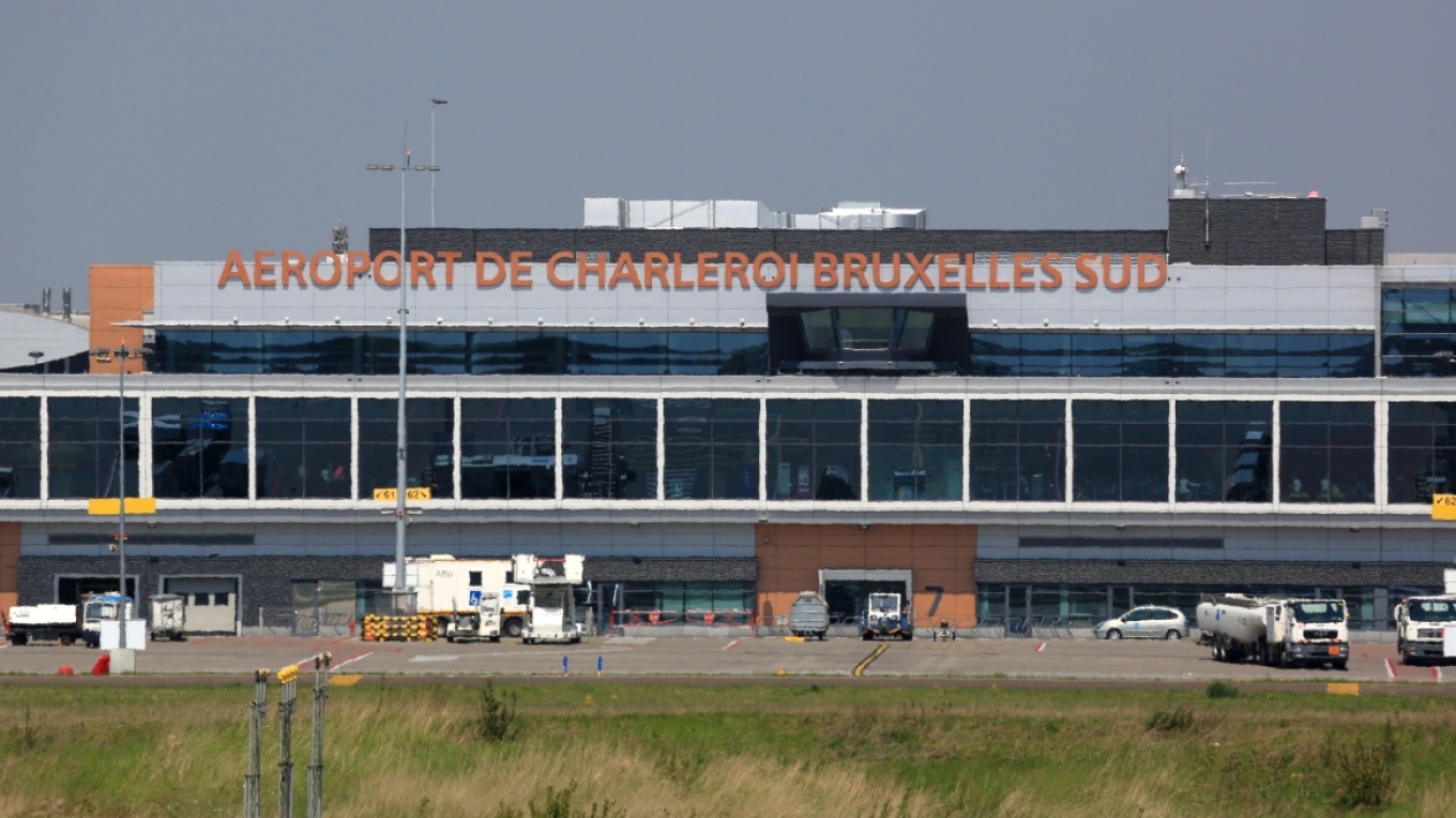 greve 24 oreshe ne aeroportin charleroi ne belgjike anulohen fluturimet