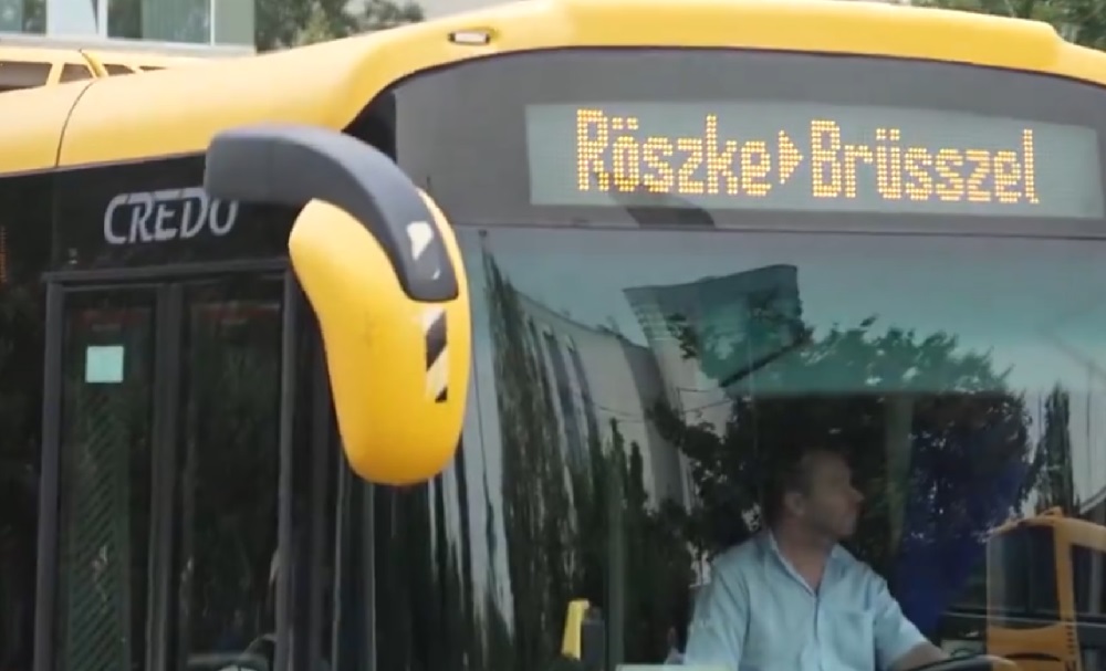 grindja per emigrantet kryebashkiaku i brukselit zotohet te bllokoje autobuset e refugjateve te derguar nga orban