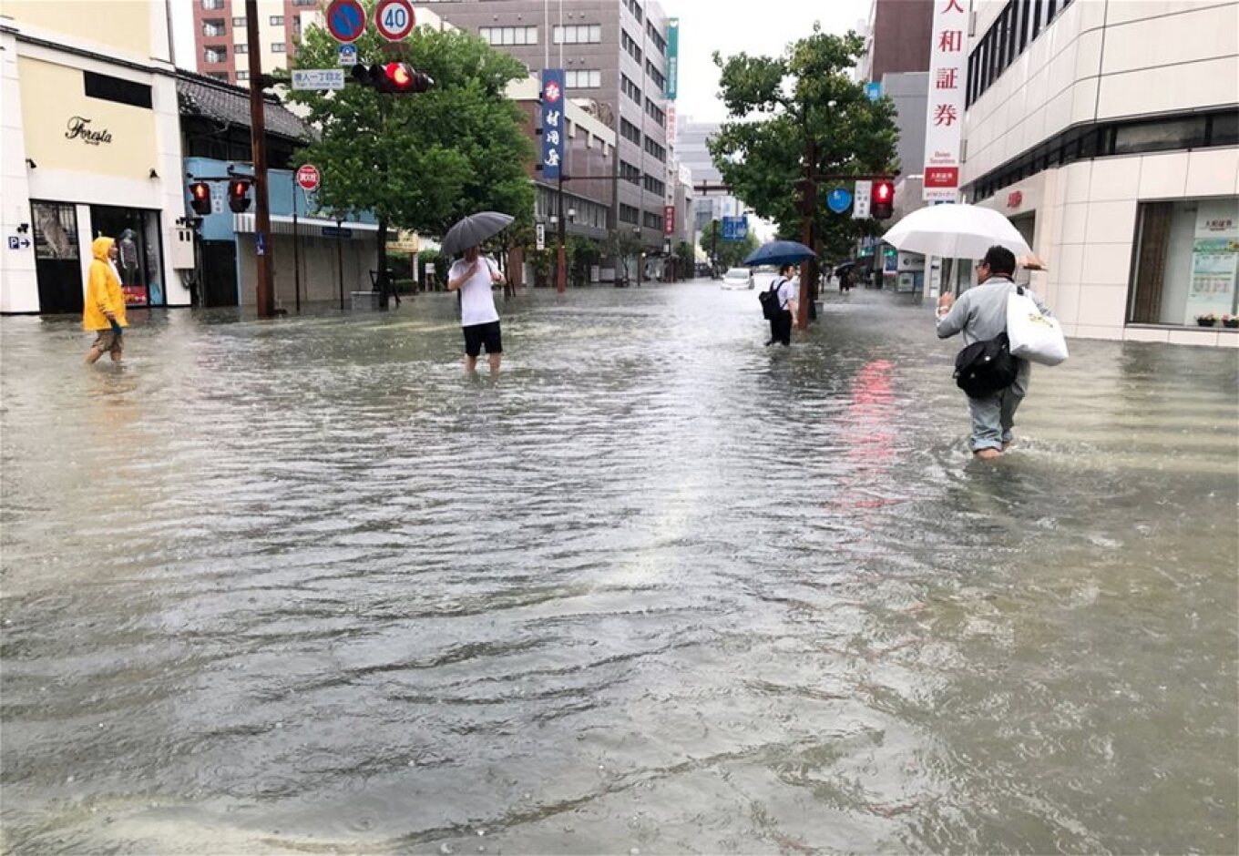 Japoni, mijëra njerëzve u kërkohet të largohen nga shtëpitë e tyre për shkak të rrezikut të përmbytjeve