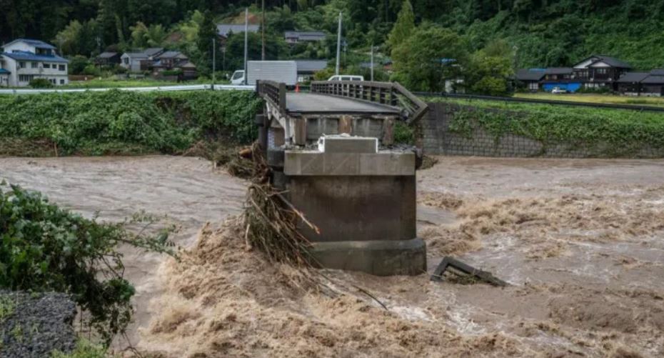 Japonia në nivelin më të lartë të alarmit, gjashtë viktima dhe dhjetëra mijëra të evakuuar si pasojë e përmbytjeve