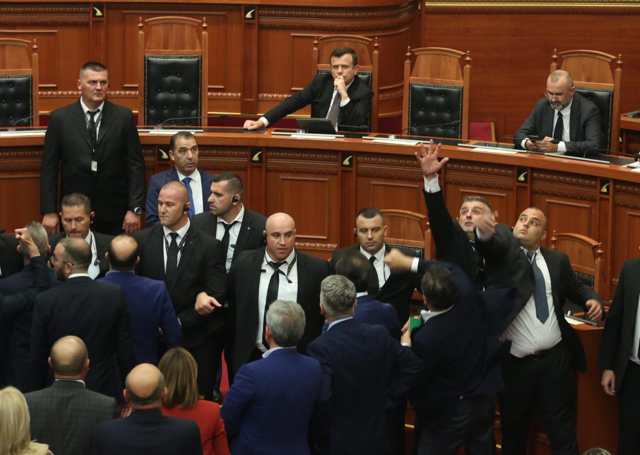 kaosi ne kuvend protesta ne foto momenti kur deputeti i pd i vendos flaken karrigeve cfare nuk u pa ne tv