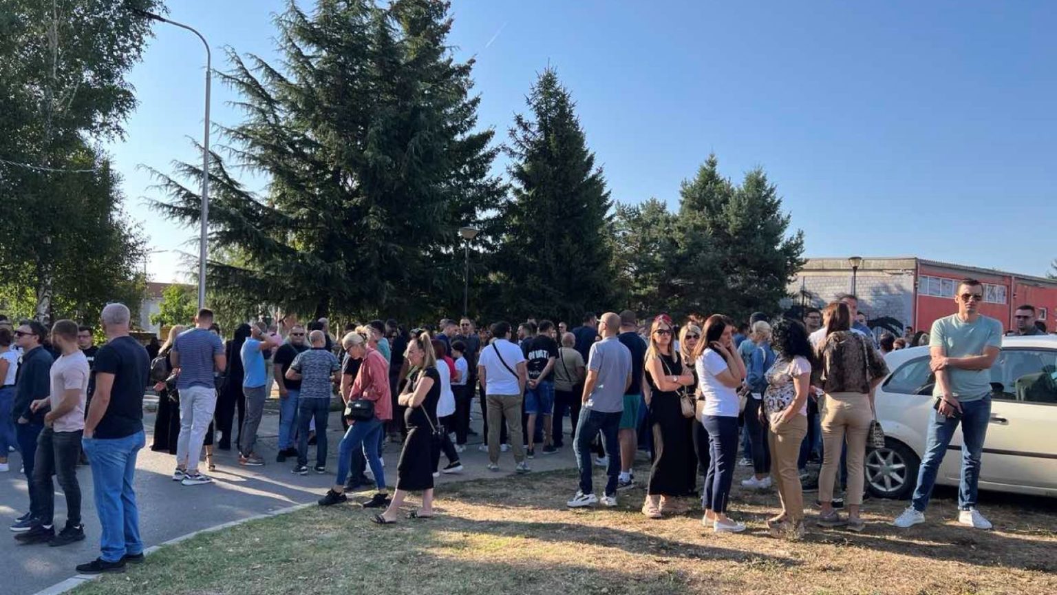 Kosovo Serbs protesting in front of the building of the former Serbia-run ‘parallel municipality’ in North Mitrovica. Photo: BIRN/Florinda Kelmendi