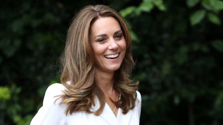 Modeli i flokëve të Kate Middleton-it, bëhet viral në TikTok