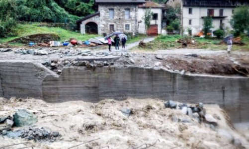 moti i keq perfshine italine permbytje dhe disa te zhdukur rruget kthehen ne lumenj