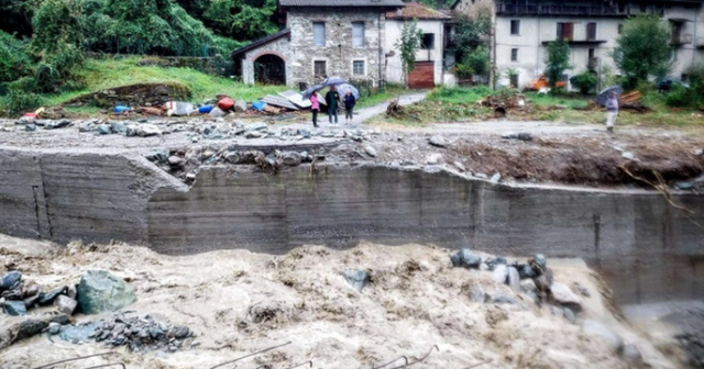 moti i keq perfshine italine permbytje dhe disa te zhdukur rruget kthehen ne lumenj