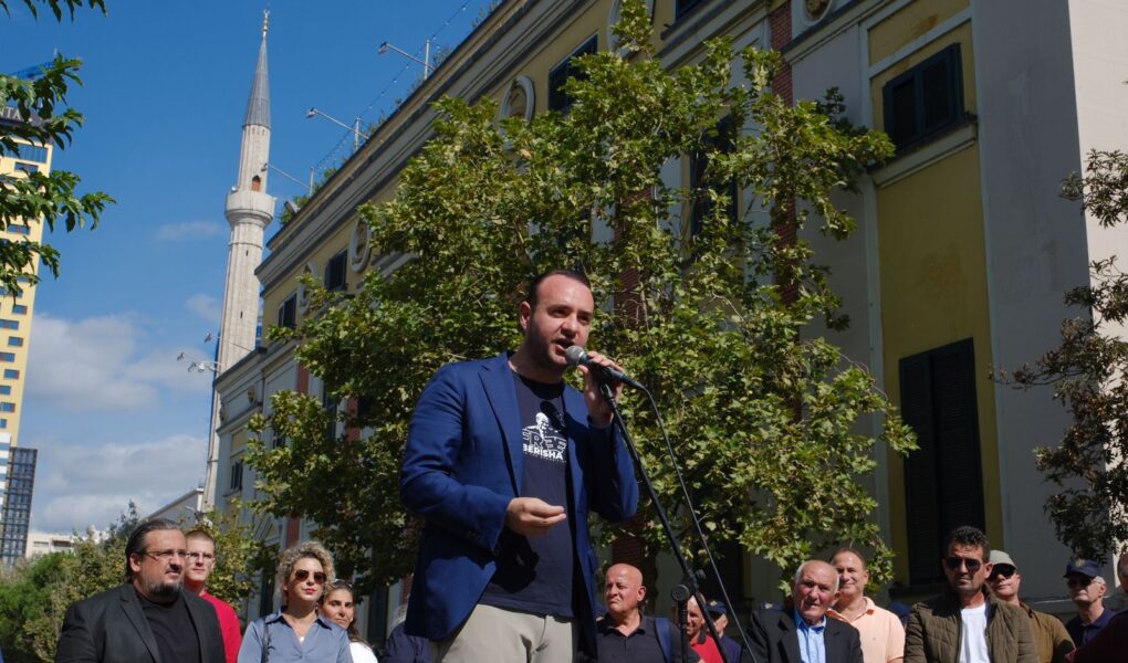 nuk hetohet balluku pavaresisht se ka 75 te buxhetit protesta e opozites para bashkise klevis balliu kjo eshte opozite qe nuk shitet e blihet denoncojme kriminelet dhe pazaret