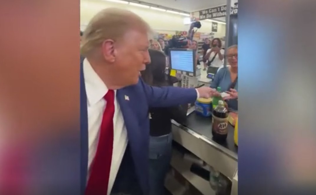 Pamjet bëhen virale/ Trump i dhuron gruas 100 dollarë në supermarket: Bli diçka! (VIDEO)