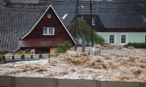 permbytjet ne europen lindore dhe qendrore 6 persona humbin jeten autoritetet ne gatishmeri dhjetera familje te evakuara