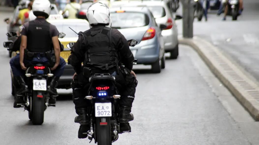 plagoset me arme zjarri shqiptari ne greqi policia gjen ne vendngjarje 7 gezhoja ja gjendja e tij