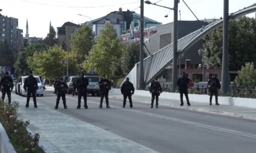 Po qëndronin mbi Urën e Ibrit/ Largohen autoblindat e karabinierëve