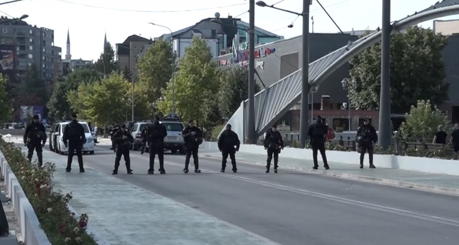 Po qëndronin mbi Urën e Ibrit/ Largohen autoblindat e karabinierëve