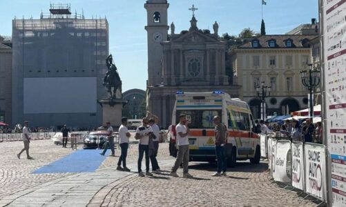 prag tragjedie ne itali makina humb kontrollin gjate shfaqjes dhe perplaset me turmen 12 persona mbesin te plagosur pamjet e momentit kur del nga pista video