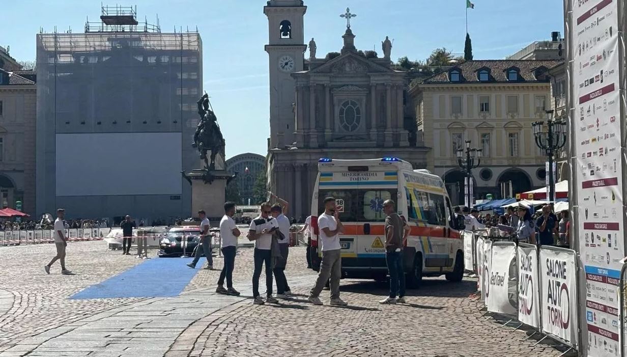 prag tragjedie ne itali makina humb kontrollin gjate shfaqjes dhe perplaset me turmen 12 persona mbesin te plagosur pamjet e momentit kur del nga pista video