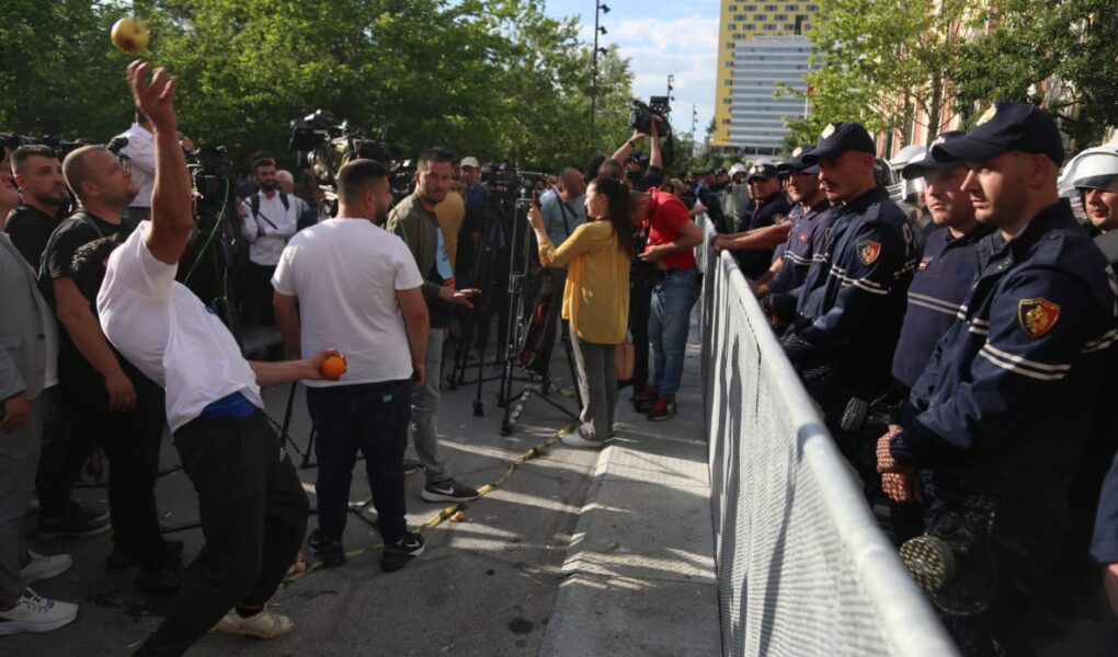 protesta te bashkia e tiranes policia publikon masat ja akset rrugore qe bllokohen