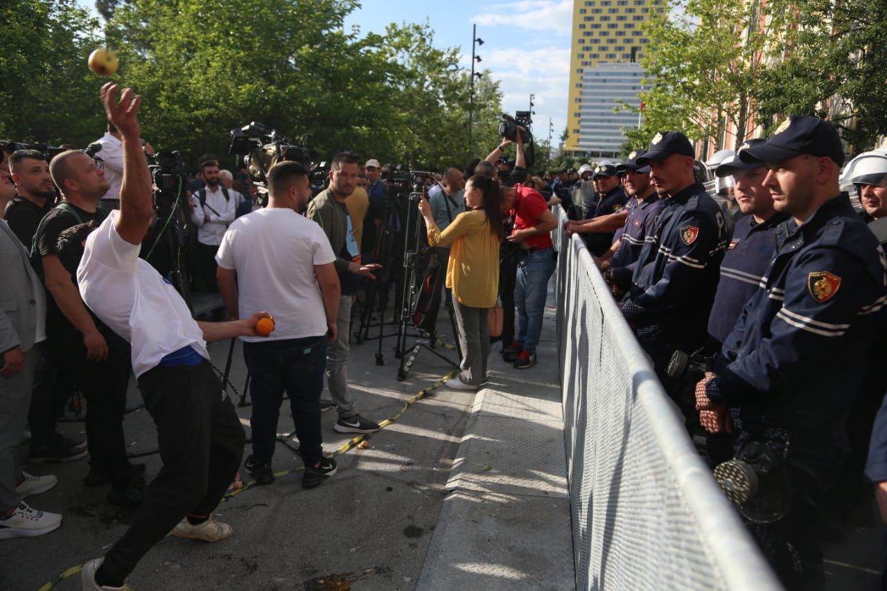 protesta te bashkia e tiranes policia publikon masat ja akset rrugore qe bllokohen