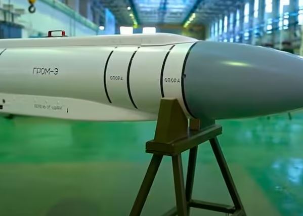 Rusia përdor raketa hibride dhe bombat Grom E1 në Kharkiv