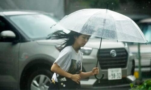 tajfuni shanshan dobesohet ne stuhi ndersa shirat vazhdojne te godasin japonine