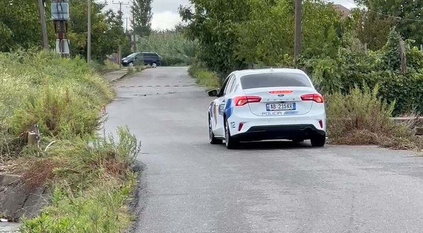 uji kaloi rreth 1 meter siper asfaltit efektivi i fnsh se u gjet i pajete ne kanal banoret po udhetonte me motor kur koha ishte e keqe por tek ne seshte problem