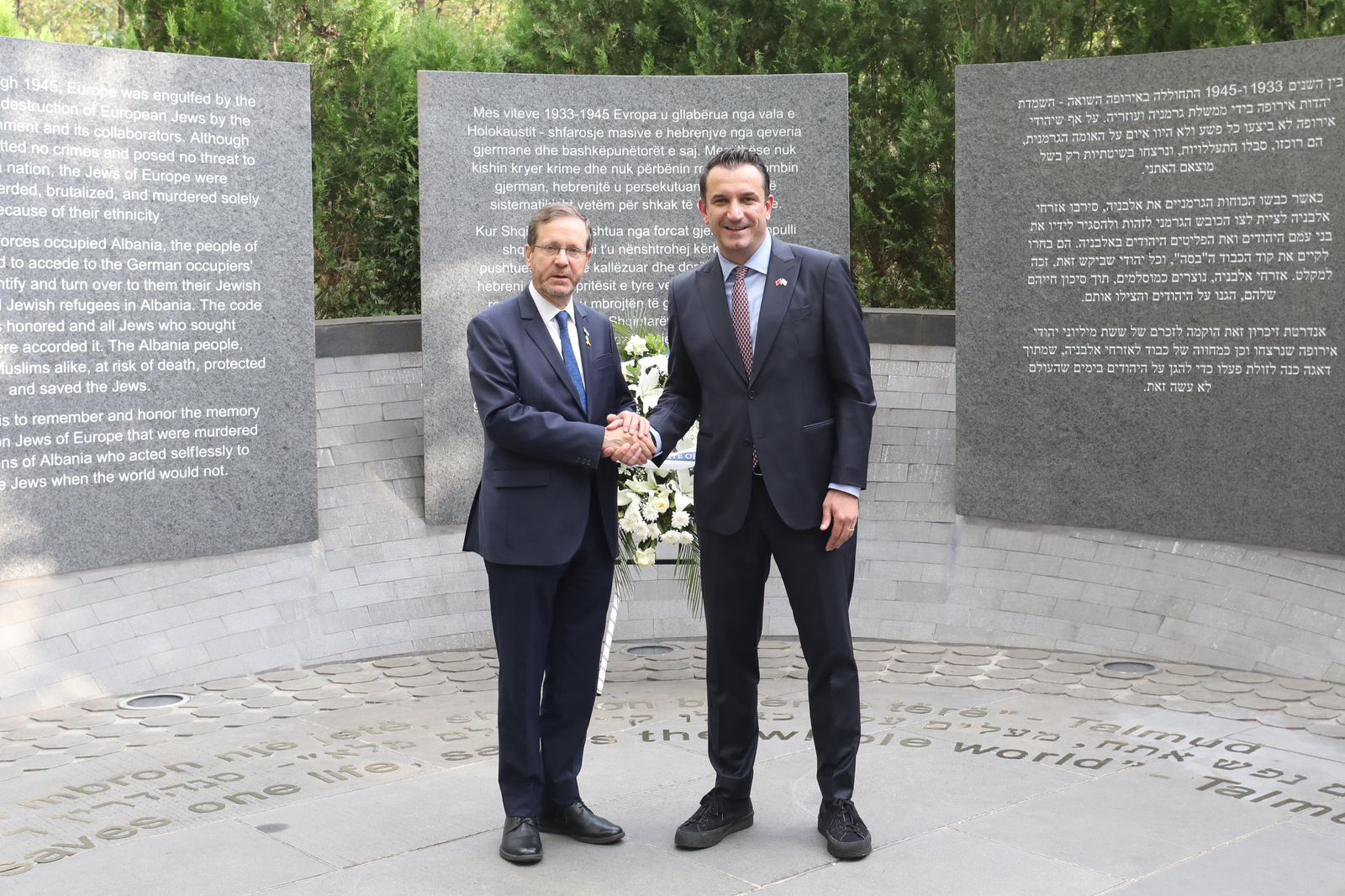 veliaj dhe presidenti i izraelit vizitojne memorialin e holokaustit ne tirane isaac herzog falenderoj kombin shqiptar vendi juaj na deshmon se paqja mes njerezve eshte e mundur