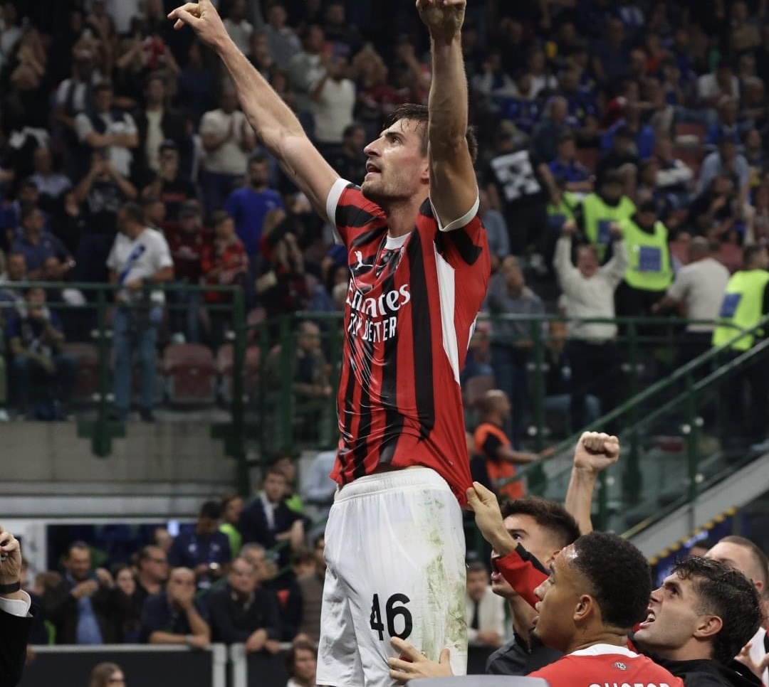 video derbi i takon milanit kuqezinjte thyejne interin thriller ne san siro