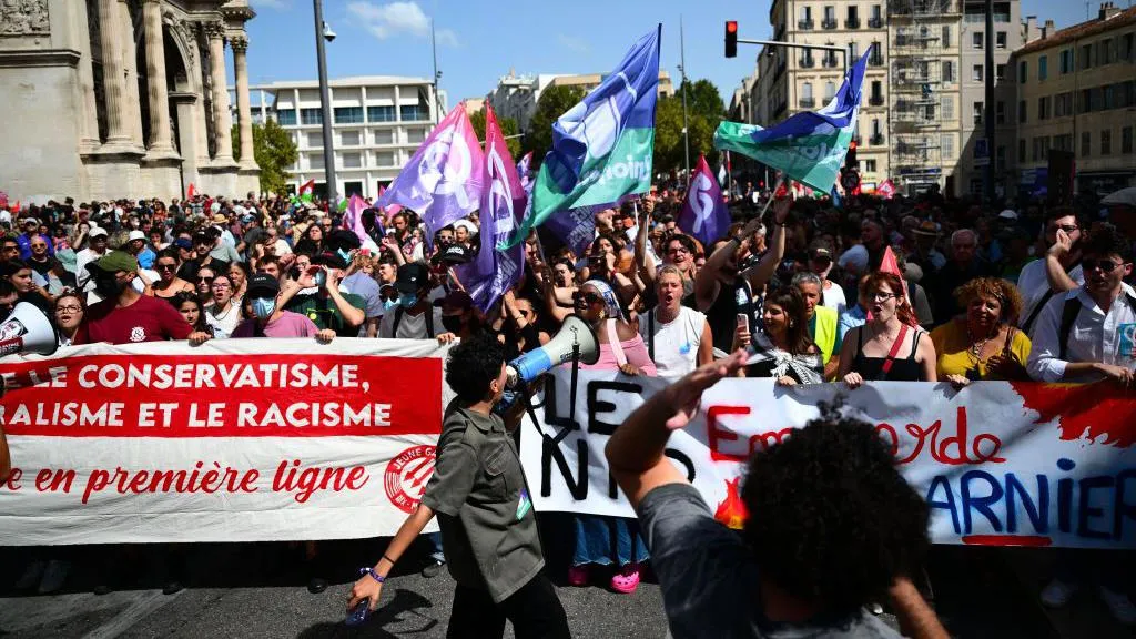 zgjedhja e macron nuk pritet mire protesta masive ne france kunder kryeministrit te ri