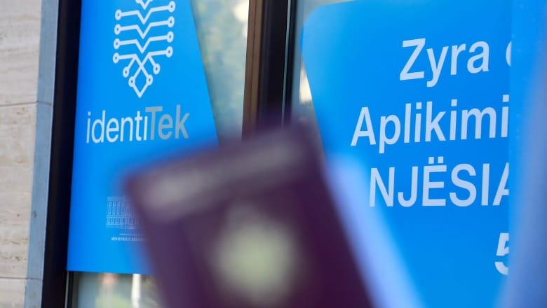 aplikimi per dokumentet e identifikimit emigrantet shqiptare tashme mund te zgjedhin nese duan pasaporte biometrike apo karte id