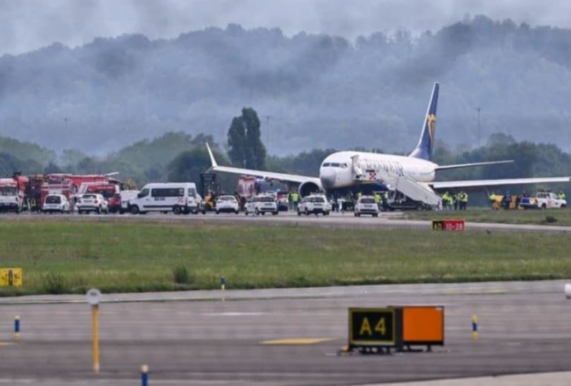 bllokohet aeroporti i bergamos ne itali avionit i shperthen goma teksa po ulej ne piste