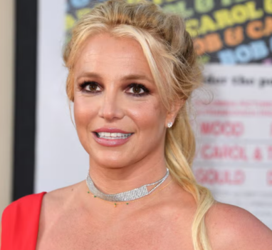 Britney Spears, pa qerpikë dhe vetulla si pasojë e shpërthimit të një zjarri