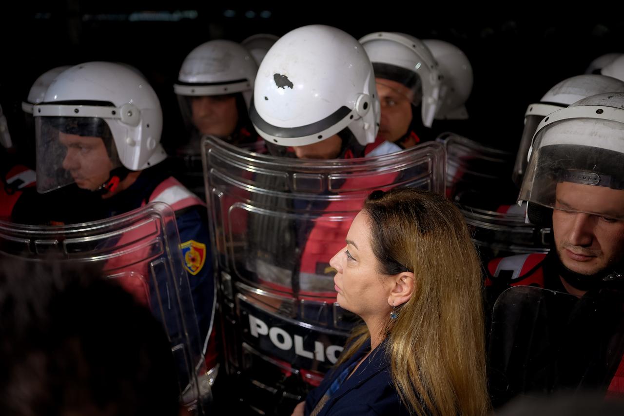 deputetet e pd shtyhen me policine mos na provokoni kemi marre leje do rrime rrugeve protestojme edhe per ju