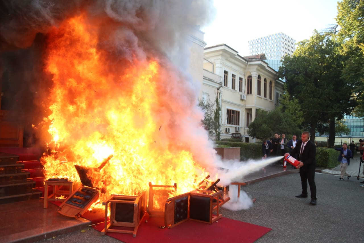 djegia e karrigeve dhe kaosi ne kuvend reagon ambasada e shba veprime te tilla te demshme skane vend ne procesin demokratik te angazhohen ne dialog