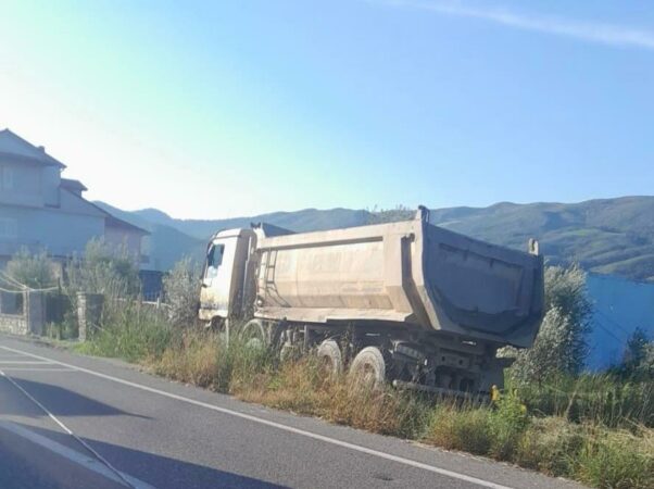 emrat perplasen dy kamione ne aksin cerrik gramsh perfundon ne spital njeri prej drejtuesve tjetri rezulton ne gjendje te dehur