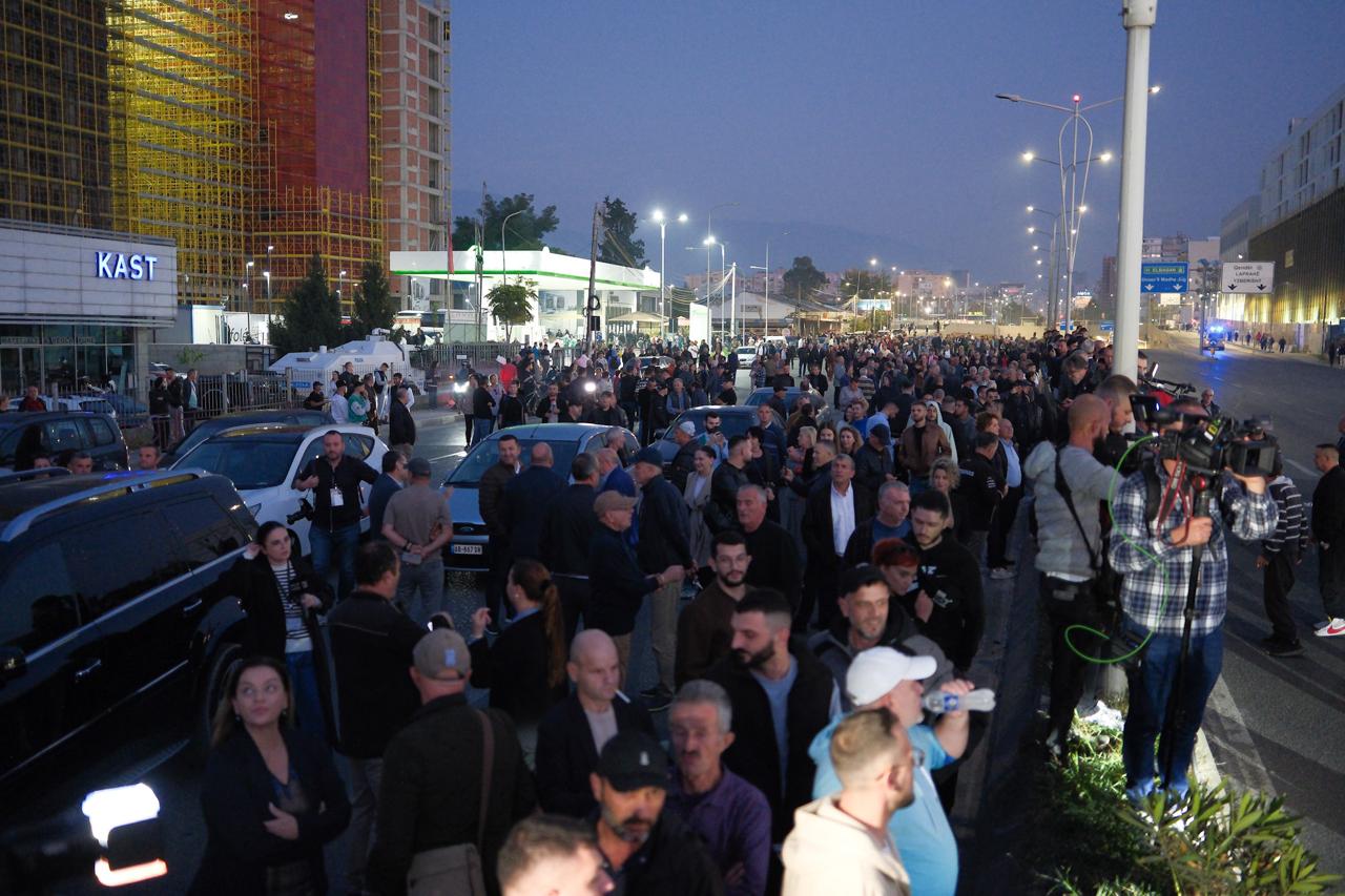 emrat tensionet ne tubimin e pd policia shoqeron 12 protestues ne elbasan