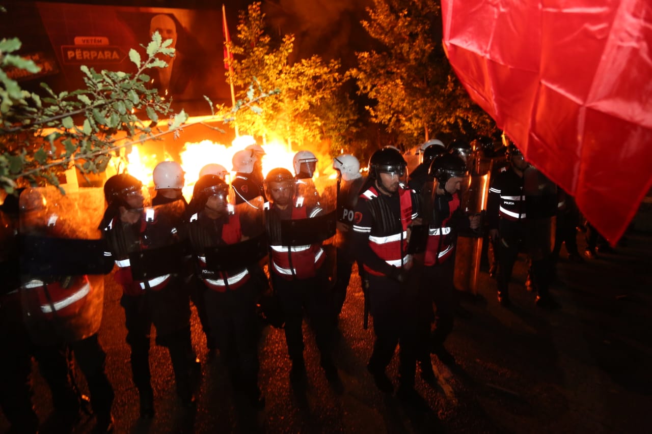 emri u arrestua pas mosbindjes civile te opozites gjykata e tiranes le ne burg protestuesin ja per cfare akuzohet