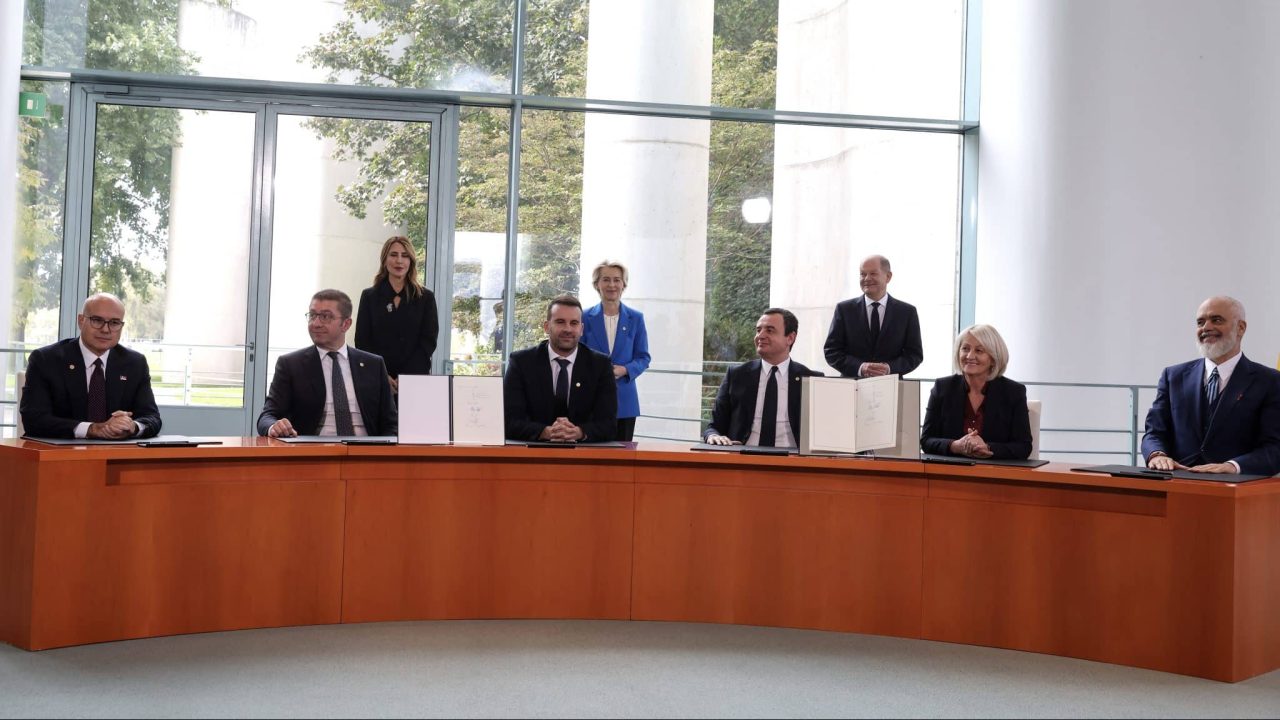 German Chancellor Olaf Scholz, European Commission president Ursula von der Leyen and prime ministers from the Western Balkans at the Berlin Process Summit on October 14. Photo: EPA-EFE/MICHELE TANTUSSI/POOL.