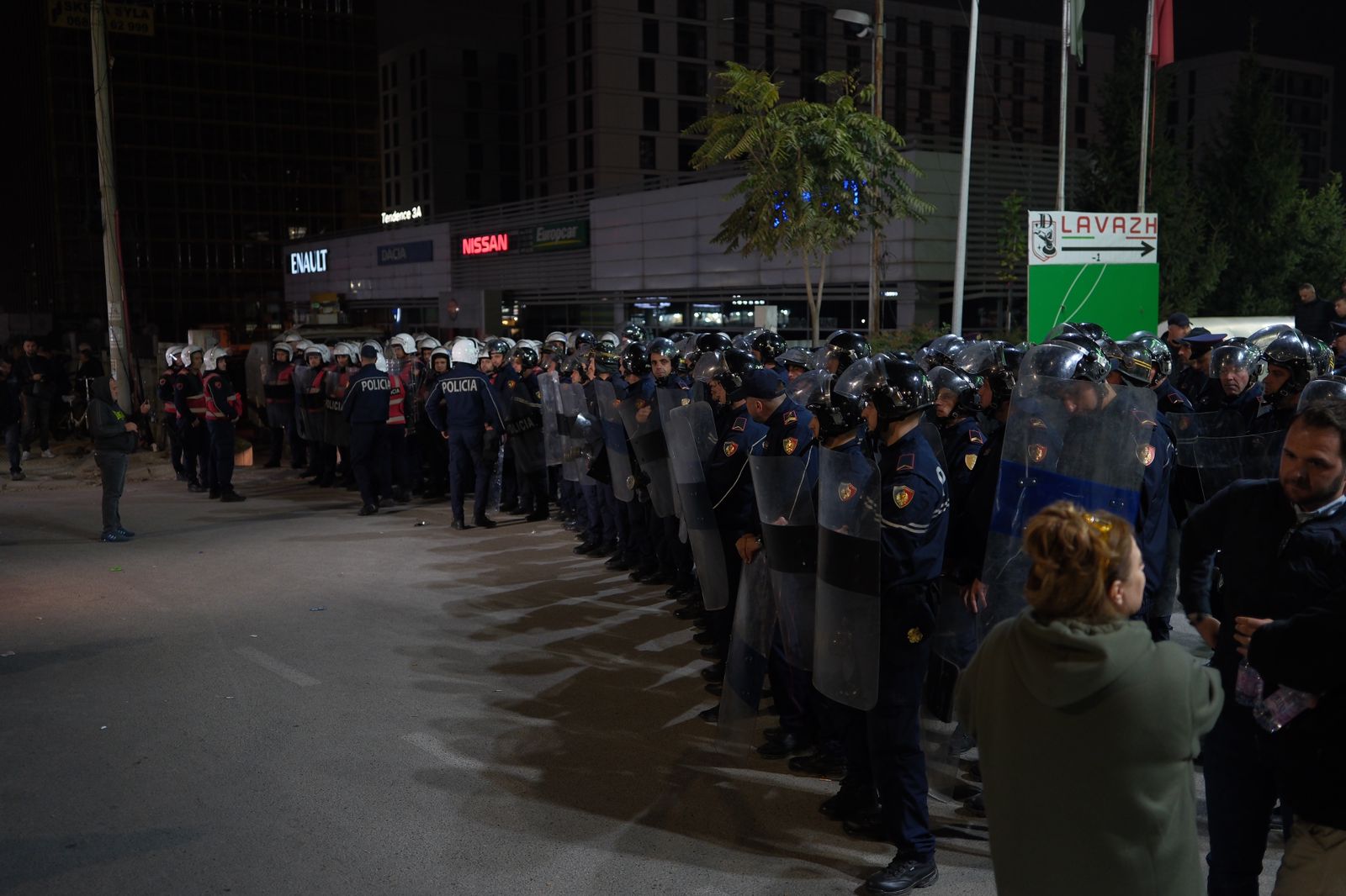 forcat e nderhyrjes se shpejt ne gatishmeri te plote per shperndarje te protestes efektivet hedhin gaz lotsjelles ndaj protestuesve te sheshi shqiponja