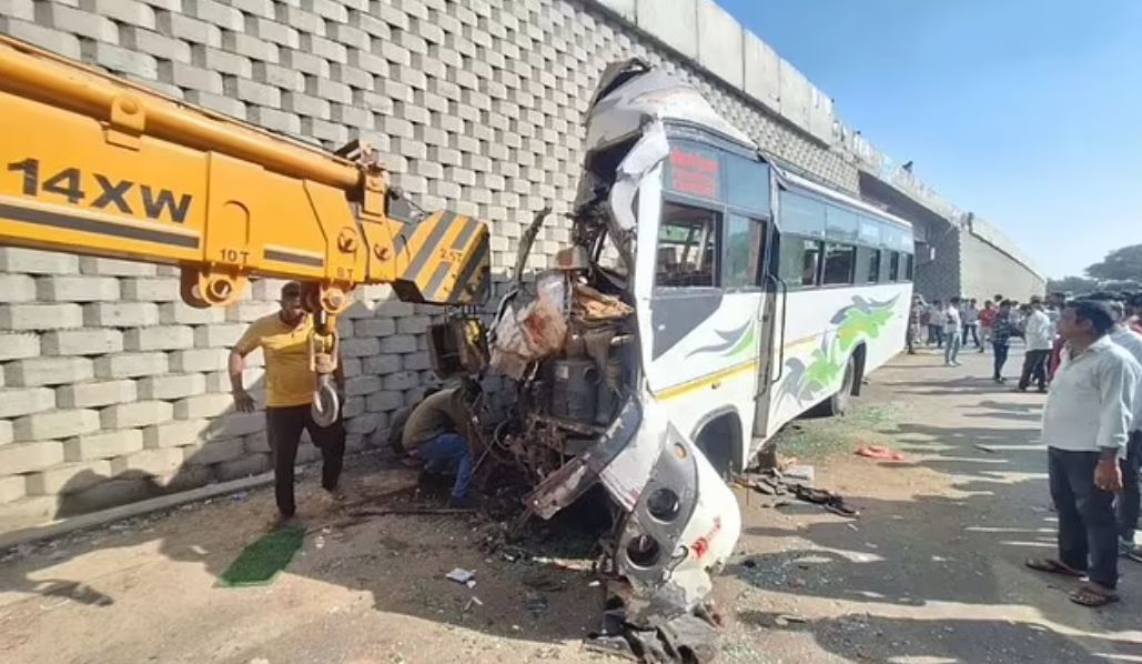 foto e frikshme ne indi autobusi ndahet ne 2 pjese pasi perplaset me murin e tunelit 12 viktima e dhjetera te lenduar