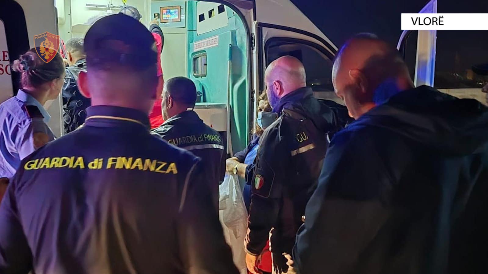 foto skafi fundoset ne mes te detit ne vlore policia shqiptare dhe guardia di finanza shpetojne dy peshkatare