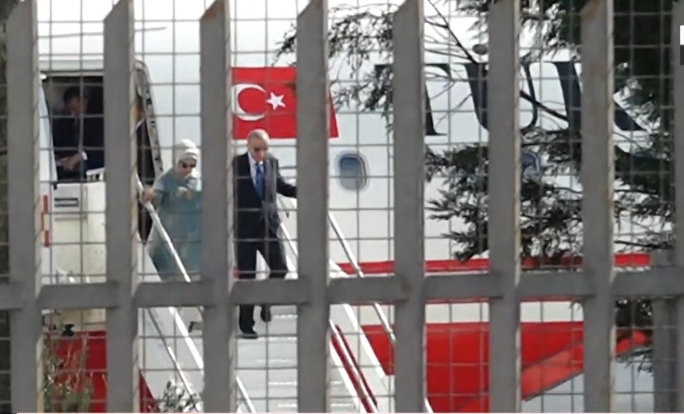 fotolajm mberrin ne aeroportin e rinasit erdogan shoqerohet nga bashkeshortja e tij