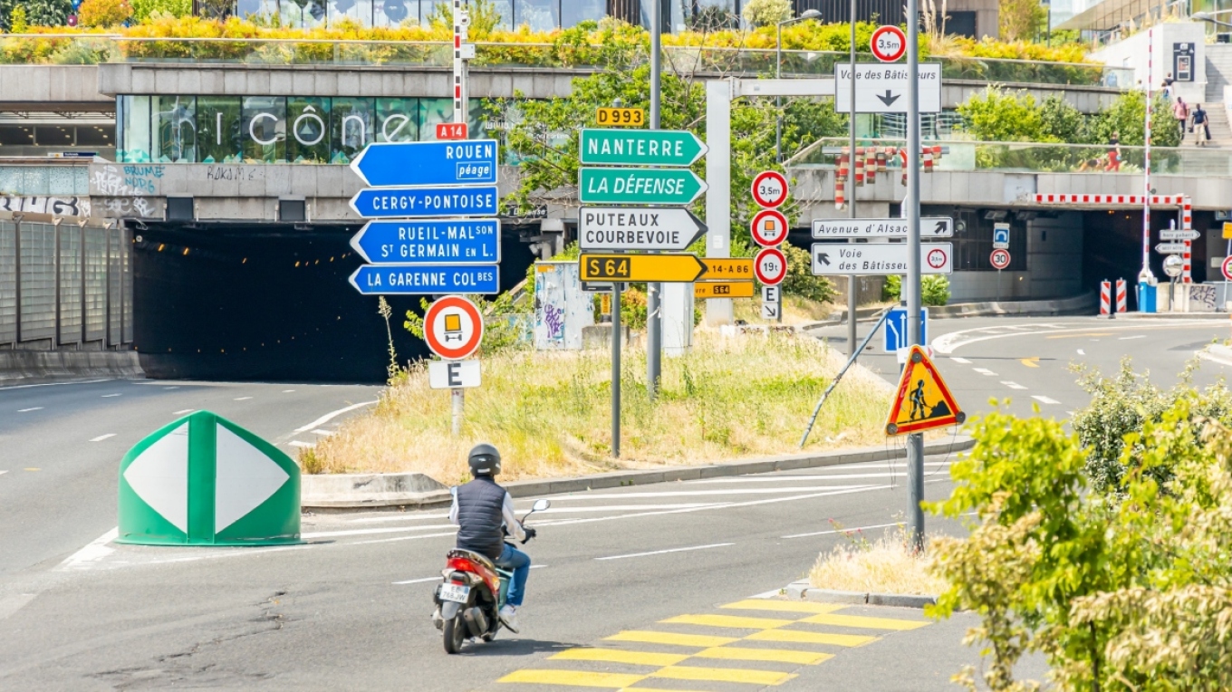 france kufiri i shpejtesise ne unazen e parisit bie ne 50 km h per te reduktuar zhurmen dhe ndotjen