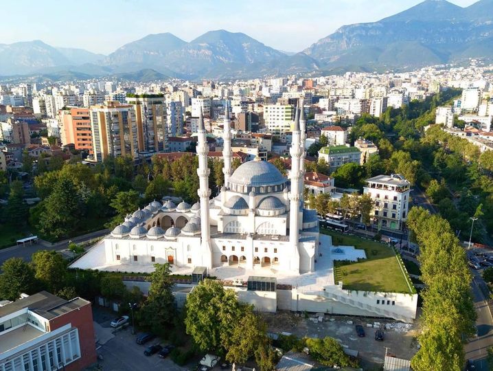 inaugurohet te enjten xhamia e namazgjase kmsh te pranishem te ceremoni presidenti turk erdogan dhe kryeministri rama