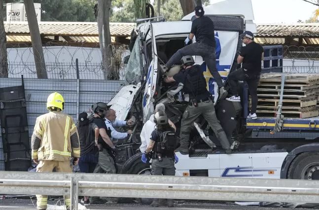 kamioni perplaset me nje stacion autobusi ne tel aviv 35 persona te plagosur izraeli eshte sulm terrorist